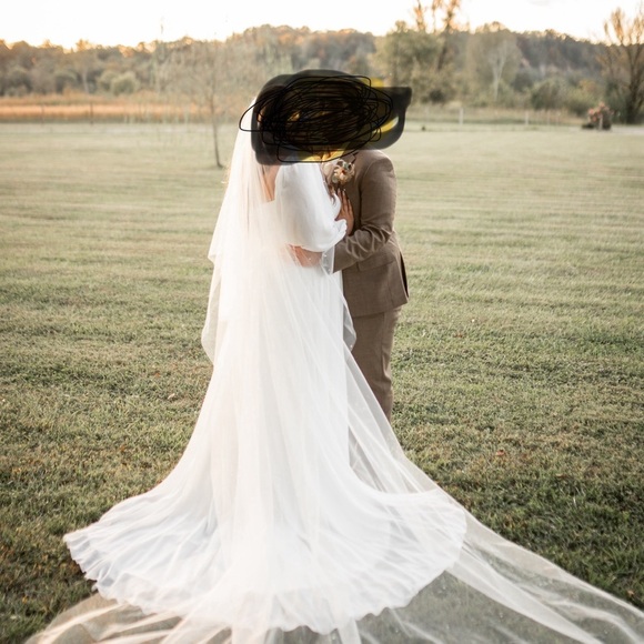 Vow'd Weddings Elegant White Wedding Veil - Picture 1 of 5